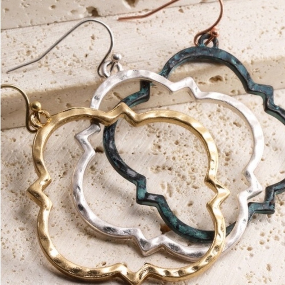 Quatrefoil hammered metal drop earrings - Picture 1 of 4